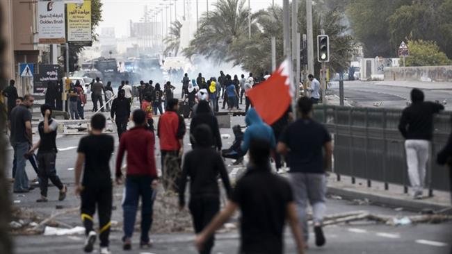 Bahraini protesters clash with police following a demonstration to mark the fourth anniversary of the country’s popular uprising on February 14, 2015.(AFP photo)