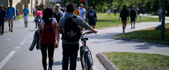 AMHERST, MA - SEPTEMBER 17: Students on the campus of UMass Amherst. (Photo by Jonathan Wiggs/The Boston Globe via Getty Images) | Boston Globe via Getty Images