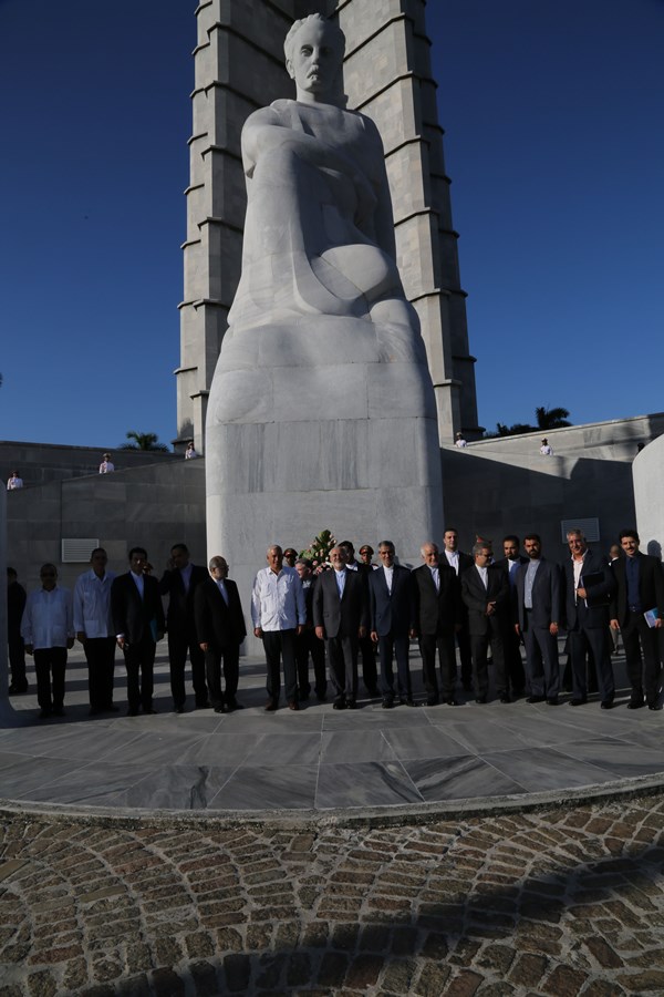 Foreign Minister Mohammad Javad Zarif on Monday paid tribute to Cuban national hero Jose Marti.