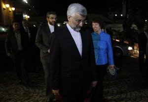 EU foreign policy chief Catherine Ashton (R) and Iran's chief negotiator Saeed Jalili (C) walk before their meeting in the garden of the Iranian Consulate in Istanbul