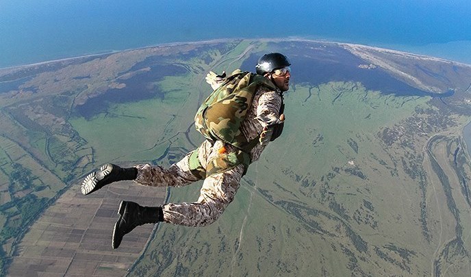 Photos: Free-fall skydiving exercises by Iranian Basij forces