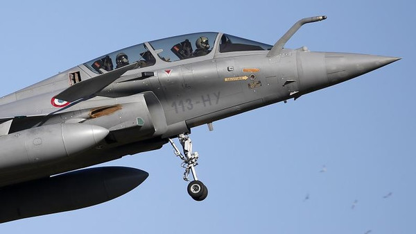 A Rafale fighter jet prepares to land at the air base in Saint-Dizier February 13, 2015. France's President said Egypt would order 24 Rafale fighter jets, a naval frigate and related military equipment in a deal to be signed in Cairo on Monday worth more than 5 billion euros ($5.70 billion). The contract would make Egypt, aiming to upgrade its military hardware amid fears the crisis in neighbouring Libya could spill over, the first export customer for the warplane, built by Dassault Aviation.   REUTERS/Charles Platiau   (FRANCE - Tags: TRANSPORT BUSINESS MILITARY POLITICS)