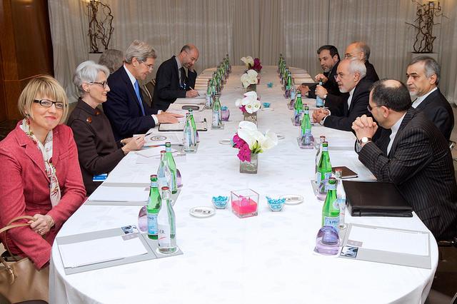 Iran, US negotiating teams hold meeting in Geneva on Feb 23, 2015.