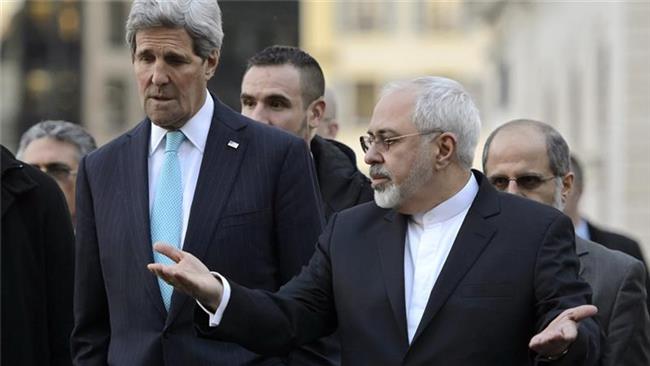 Iranian Foreign Minister Mohammad Javad Zarif (R) and US Secretary of State John Kerry speak in Geneva on January 14, 2015.