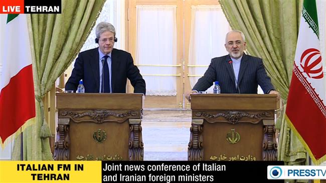 Iran’s Foreign Minister Mohammad Javad Zarif (R) and his Italian counterpart Paolo Gentiloni attend a joint press conference in Tehran on February 28, 2015.