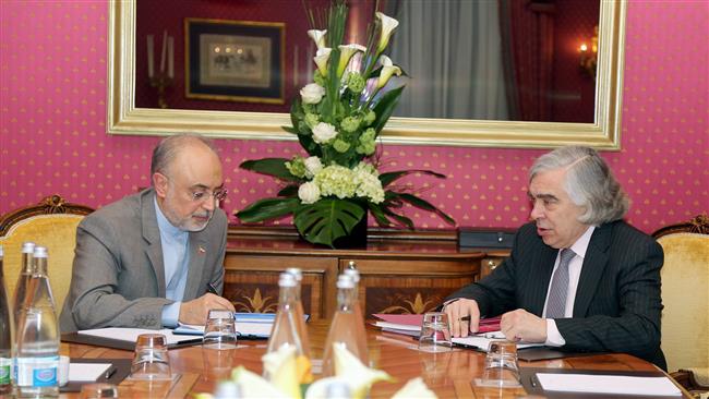 Head of the Atomic Energy Organization of Iran Ali Akbar Salehi (L) and US Energy Secretary Ernest Moniz hold talks in the Swiss city of Lausanne March 15, 2015.