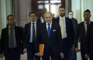 French Foreign Minister Laurent Fabius (C) walks with others during a break in a meeting with world representatives seeking to pin down a nuclear deal with Iran at the Beau Rivage Palace Hotel in Lausanne March 31, 2015. REUTERS/Brendan Smialowski/Pool
