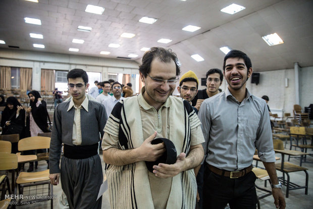 Iranian students attend classes with local costumes (10)