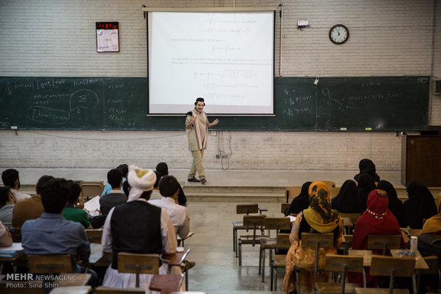 Iranian students attend classes with local costumes (5)