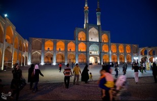 Tourists visit Iranian central city of Yazd