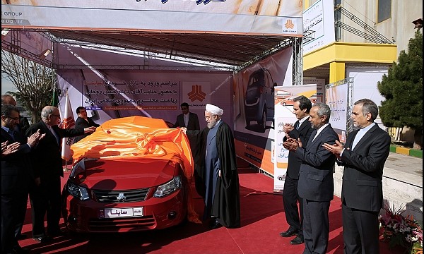 Rouhani unveils 2 products of Iranian auto makers