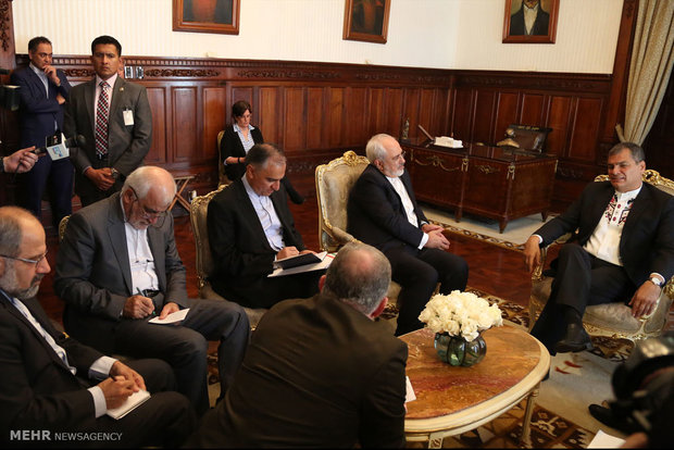 Zarif, Ecuadorian president meet (5)