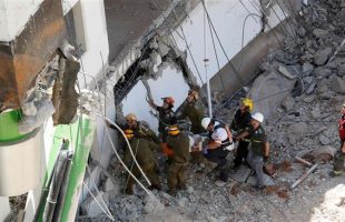 Building collapses in Tel Aviv