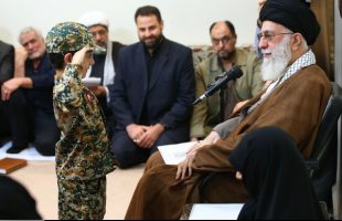 Leader receives a number of families of martyred defenders of holy shrines of Prophet's Households