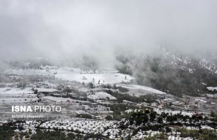 Early snow hits northern Iran