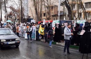 Iranian students gather outside the UN office in Tehran, protesting against Saudi aggression against Yemen
