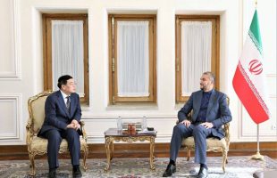 Iran FM, China diplomat discuss expanding bilateral relations