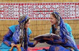 A Look at Iranian Turkmen Clothing